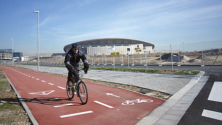 El nuevo tramo del Anillo Verde Ciclista a su paso por La Peineta.
